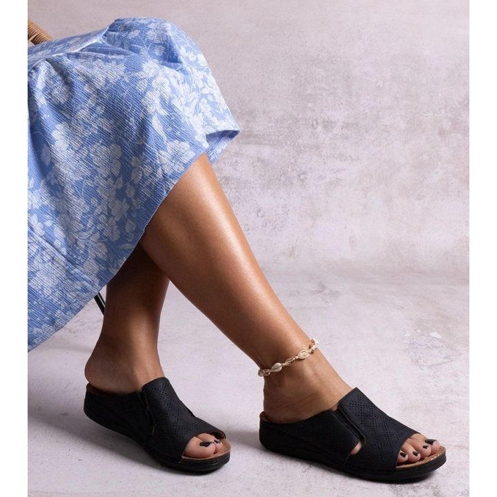 šlepetės juodos spalvos