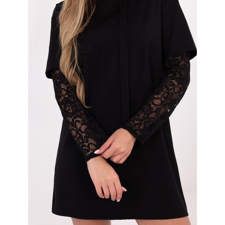 Suknelė juoda MI SK 4303 – elegancijai ir pasitikėjimui kasdien.