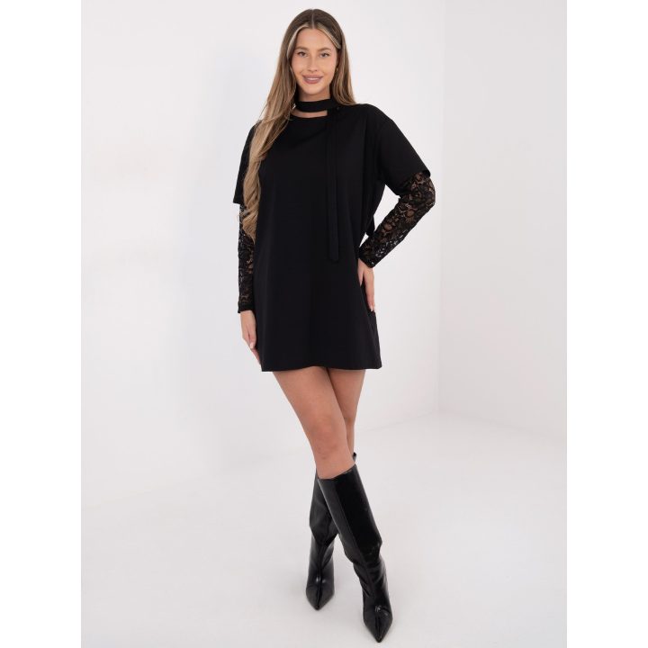 Suknelė juoda MI SK 4303 – elegancijai ir pasitikėjimui kasdien.