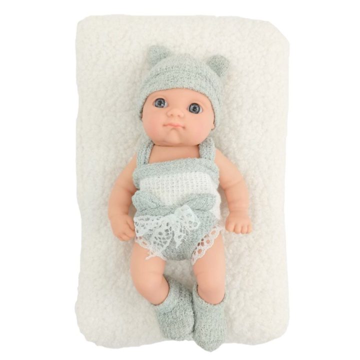 Lėlė su antklode balta ir pilka apranga 18 cm