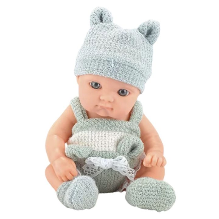 Lėlė su antklode balta ir pilka apranga 18 cm