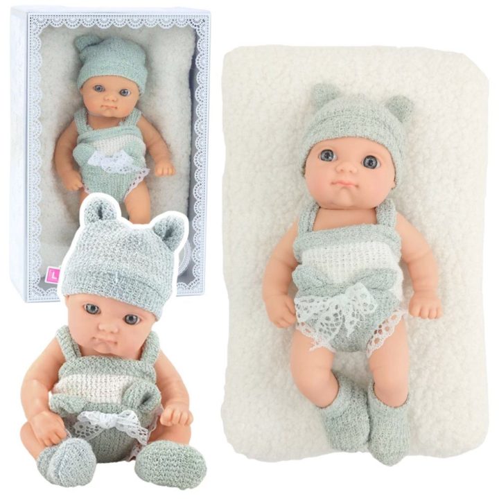 Lėlė su antklode balta ir pilka apranga 18 cm