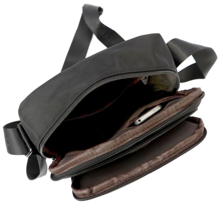 Rankinukas per petį Pierre Cardin