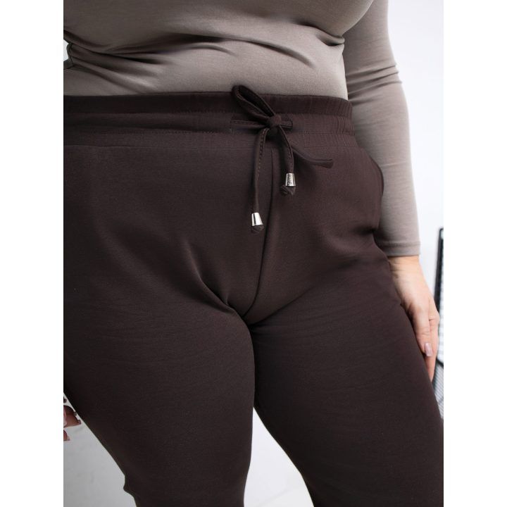 Sportinės kelnės moterims plus size tamsiai rudos spalvos