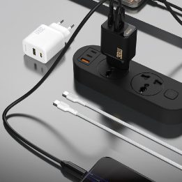 Sieninis telefono įkroviklis 30W PD GaN su USB-C laidu