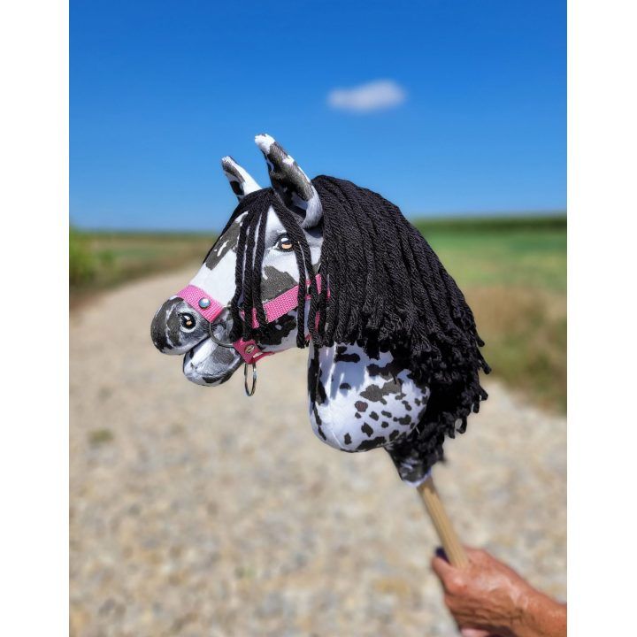 Hobby Horse lazdelinis arkliukas leopardinis su juoda karčiene A4