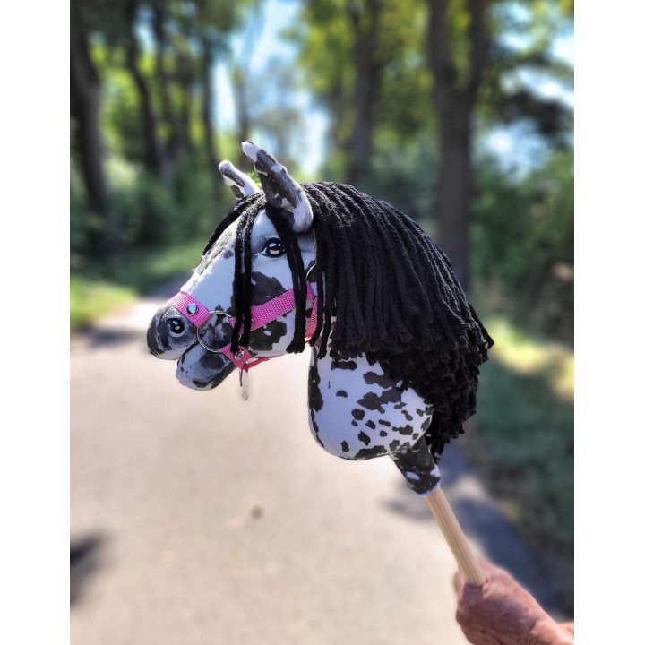 Hobby Horse lazdelinis arkliukas leopardinis su juoda karčiene A4