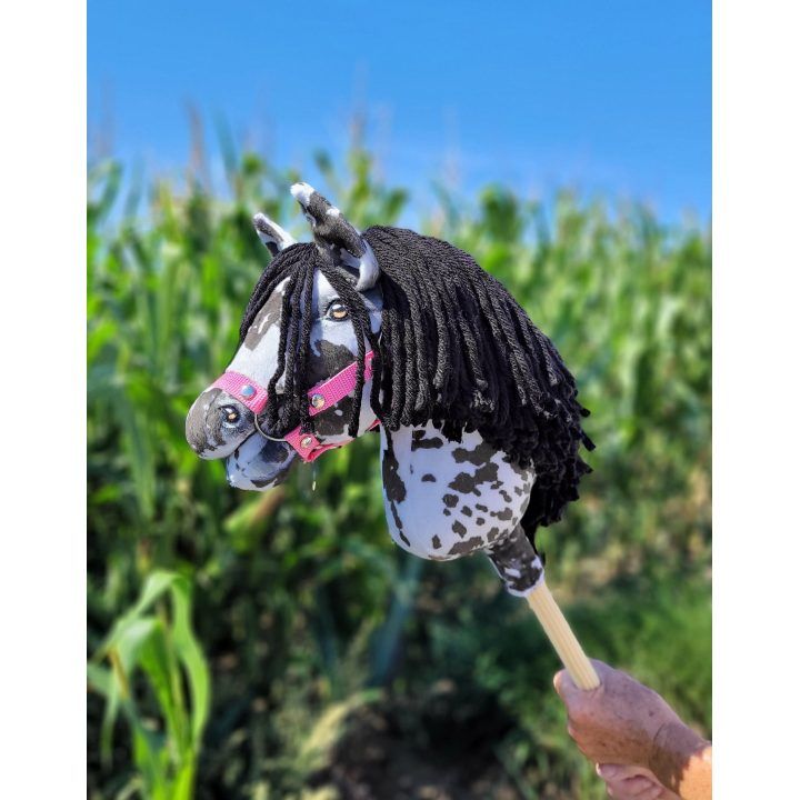 Hobby Horse lazdelinis arkliukas leopardinis su juoda karčiene A4