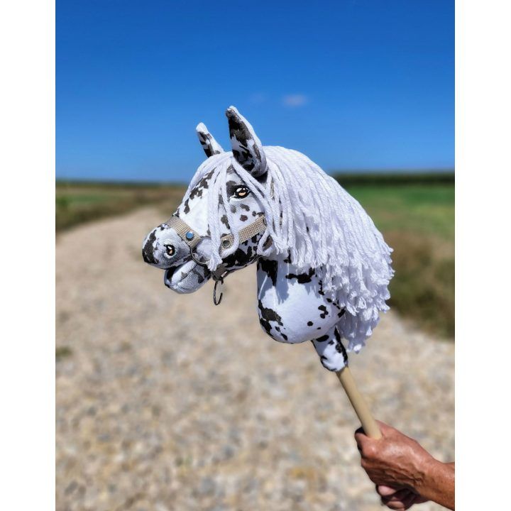 Hobby Horse lazdelinis arkliukas leopardinis su balta karčiais A4