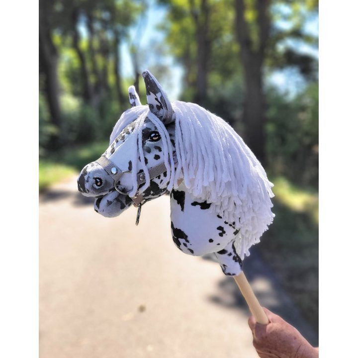 Hobby Horse lazdelinis arkliukas leopardinis su balta karčiais A4