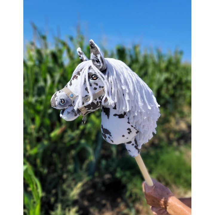 Hobby Horse lazdelinis arkliukas leopardinis su balta karčiais A4