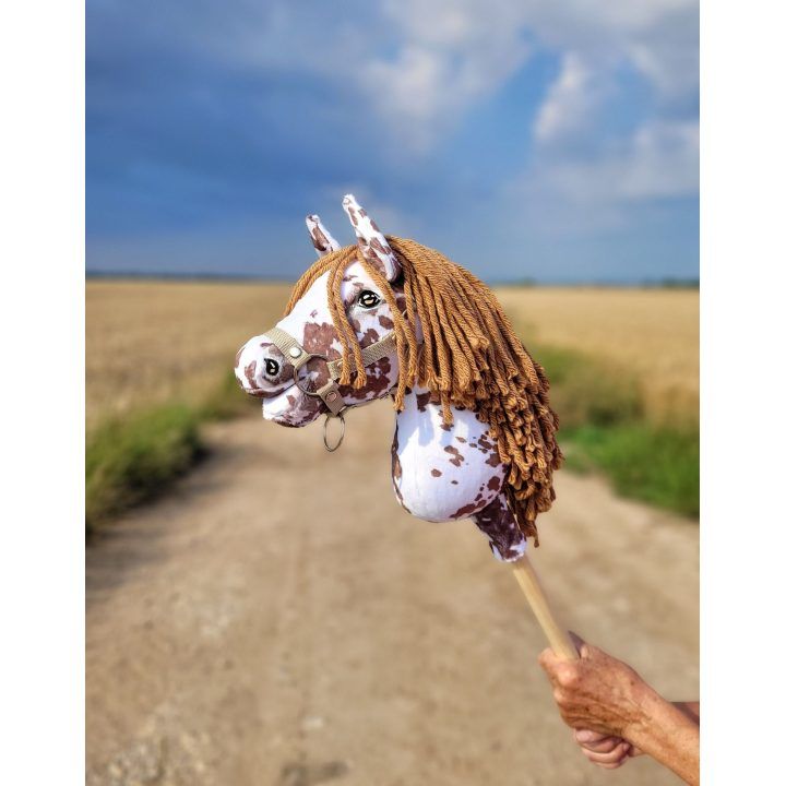 Hobby Horse lazdelinis arkliukas rudas leopardinis su ruda karčiais Premium A4