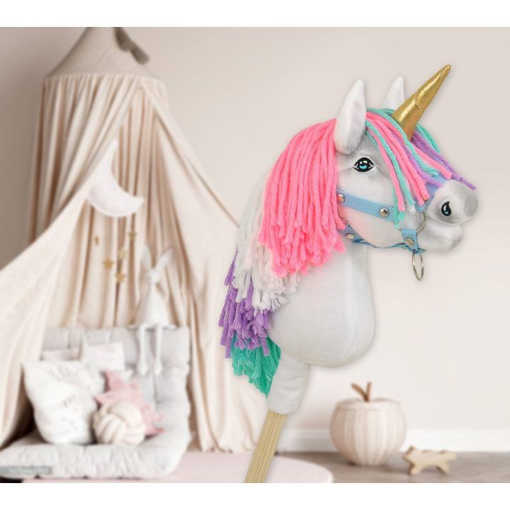 Hobby Horse vienaragis ant lazdos su spalvota karčiene ir auksiniu ragu A4
