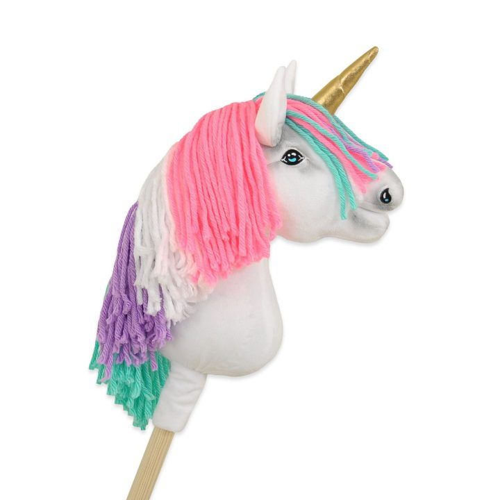Hobby Horse vienaragis ant lazdos su spalvota karčiene ir auksiniu ragu A4
