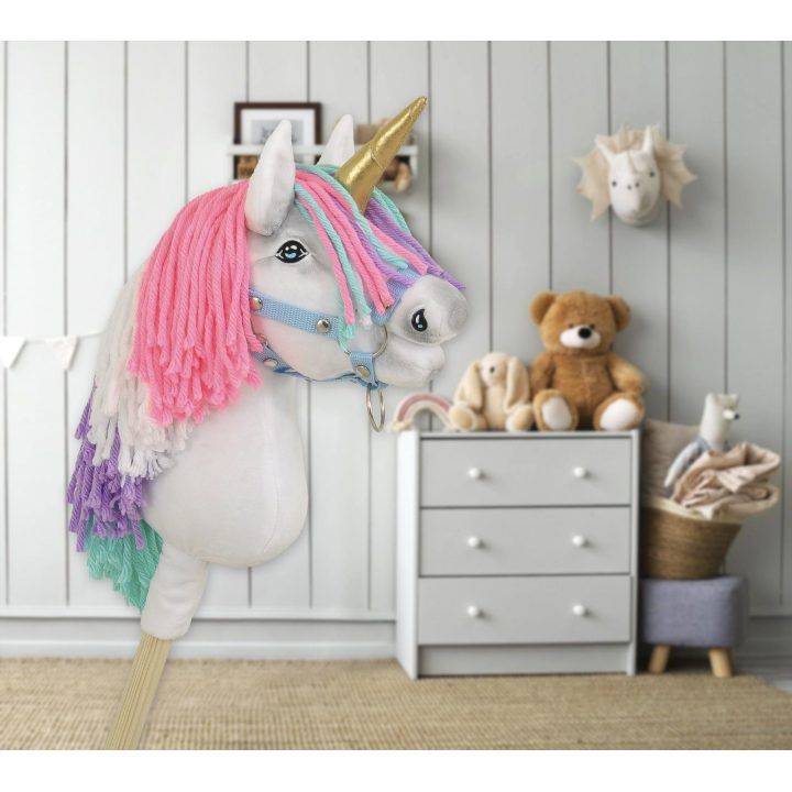Hobby Horse vienaragis ant lazdos su spalvota karčiene ir auksiniu ragu A4