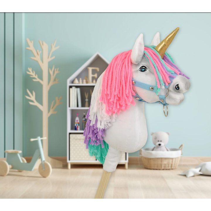 Hobby Horse vienaragis ant lazdos su spalvota karčiene ir auksiniu ragu A4