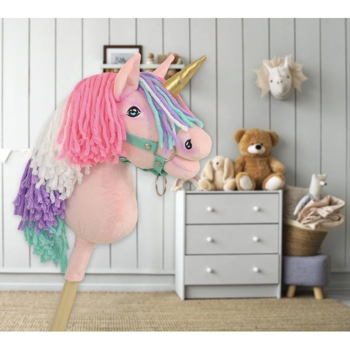 Vienaragis ant lazdos Hobby Horse rožinis su spalvota karčiene ir auksiniu ragu