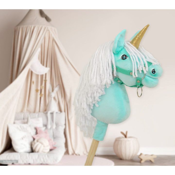 Vienaragis Hobby Horse su lazda mėtų spalvos su balta karčiais ir auksiniu ragu