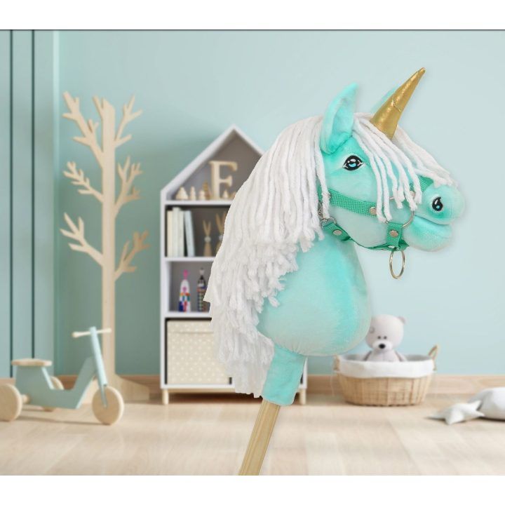 Vienaragis Hobby Horse su lazda mėtų spalvos su balta karčiais ir auksiniu ragu