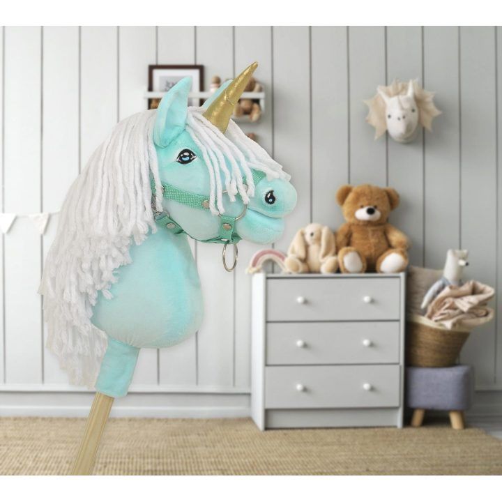 Vienaragis Hobby Horse su lazda mėtų spalvos su balta karčiais ir auksiniu ragu