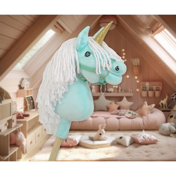 Vienaragis Hobby Horse su lazda mėtų spalvos su balta karčiais ir auksiniu ragu