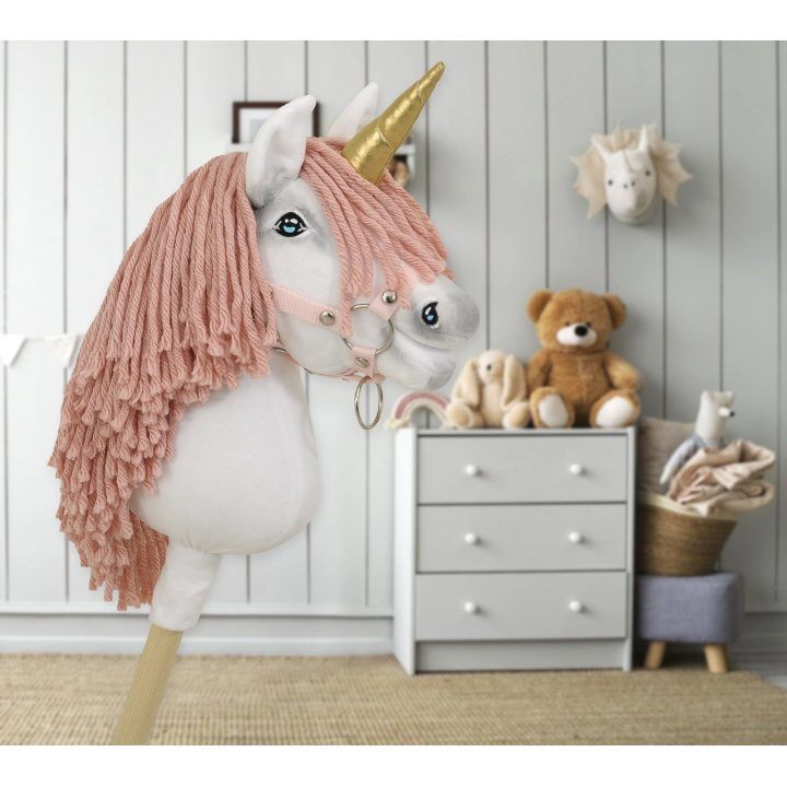 Vienaragis ant lazdos Hobby Horse su rožine karčiene ir auksiniu ragu