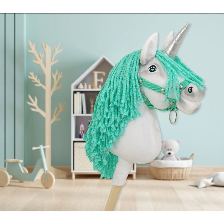 Hobby Horse vienaragis su lazda balta spalva su mėtų karčiais ir sidabriniu ragu