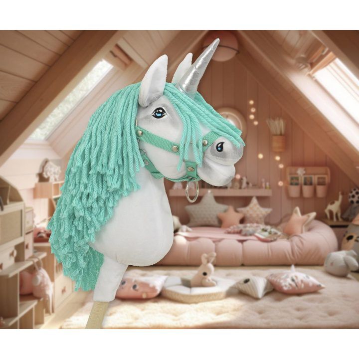 Hobby Horse vienaragis su lazda balta spalva su mėtų karčiais ir sidabriniu ragu