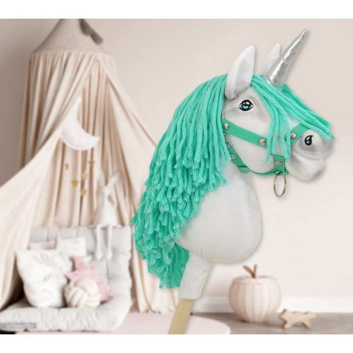 Hobby Horse vienaragis su lazda balta spalva su mėtų karčiais ir sidabriniu ragu