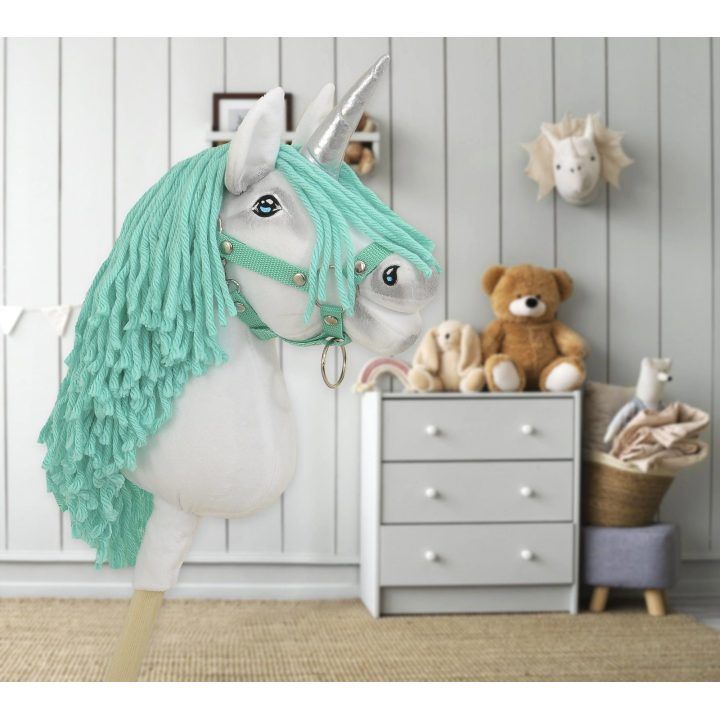 Hobby Horse vienaragis su lazda balta spalva su mėtų karčiais ir sidabriniu ragu