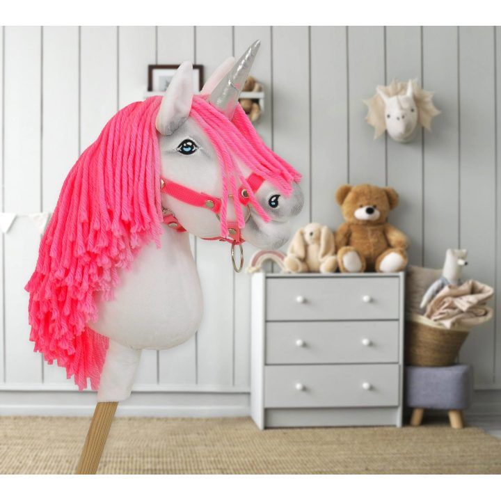Vienaragis Hobby Horse lazdoje su neonine rožine karčiene ir sidabriniu ragu