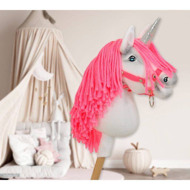 Vienaragis Hobby Horse lazdoje su neonine rožine karčiene ir sidabriniu ragu