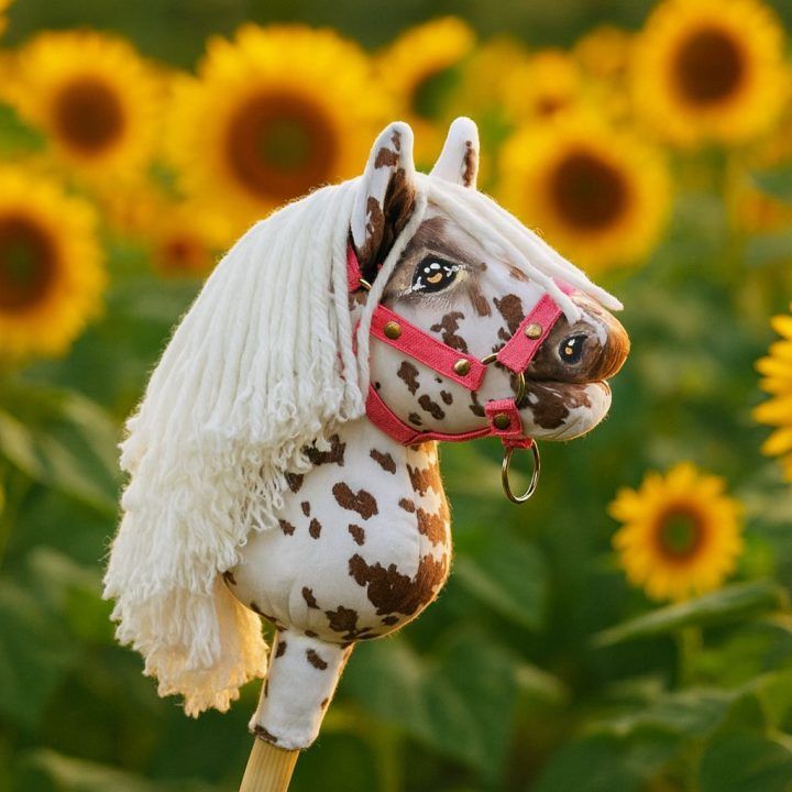 Hobby Horse lazdelinis arkliukas Premium rudas leopardinis su balta karčiais