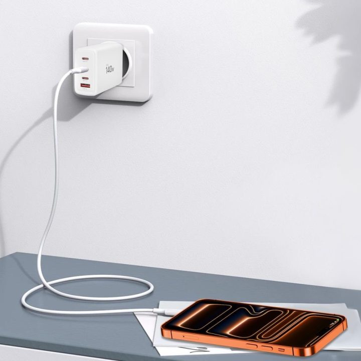 Telefono įkroviklis 140 W su 4 USB lizdais baltas