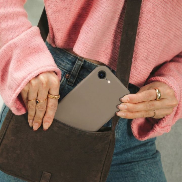 Dėklas telefonui iPhone 16E / 17E su MagSafe rudos spalvos