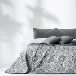 Lovatiesė pilkos spalvos ornamentuotu raštu