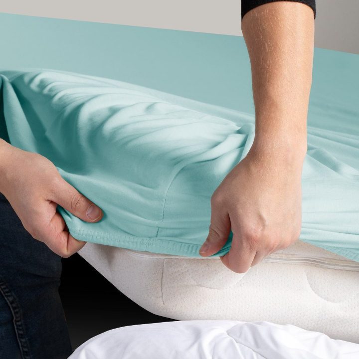 Paklodė su guma 220–240×220+30 mėlyna FROZENBLUE