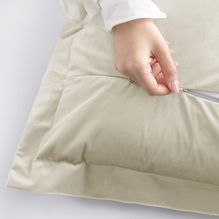Užvalkalai 50×70 iš aksomo kreminės spalvos AH