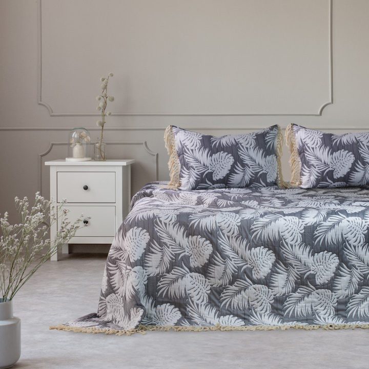 Lovatiesė 220×240 pilkos ir baltos spalvos tropinių lapų raštu DecoKing