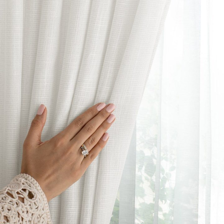 Užuolaida su klostėmis kreminės spalvos viskozės audinio