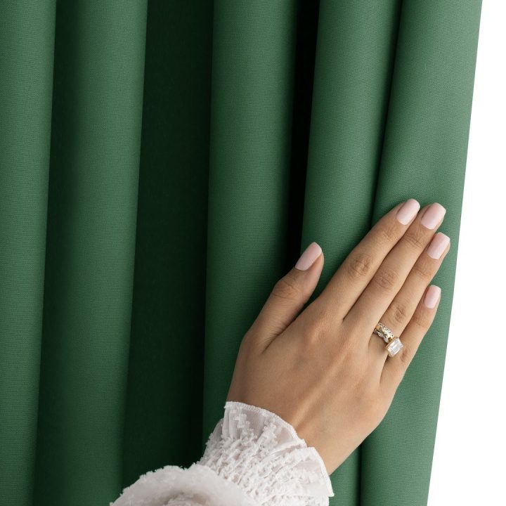 Užuolaida RES OXFORD CARLI EYELETS D.GREEN 140X270 1PC