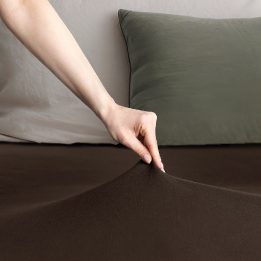Paklodė su guma gintarinė–šokoladinė 80–90×200+30 cm