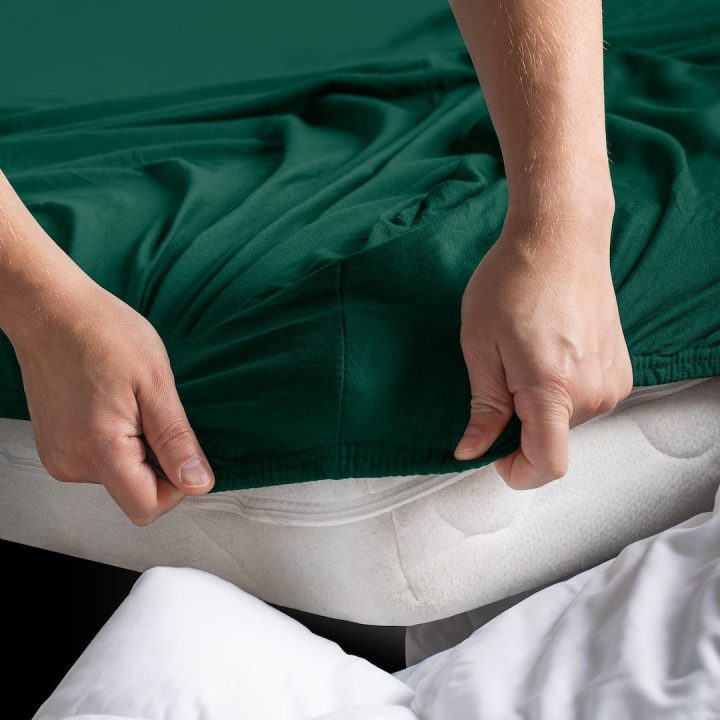 Paklodė su guma 80–90×200+30 cm tamsiai žalia