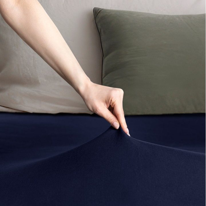 Paklodė 160–180×200+30 cm tamsiai mėlyna