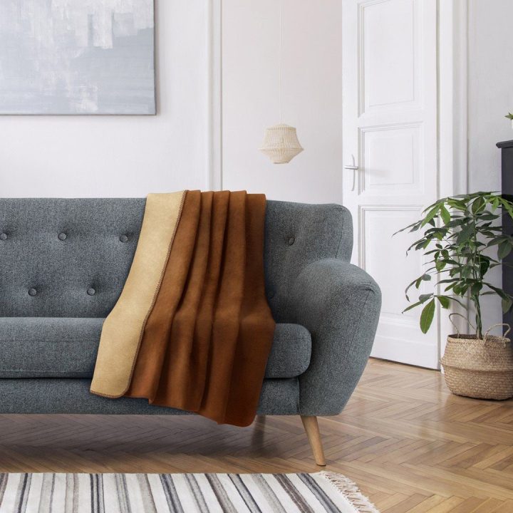Smėlinės spalvos (cappuccino) antklodė 150 x 200 cm VIRKKUU (AmeliaHome)