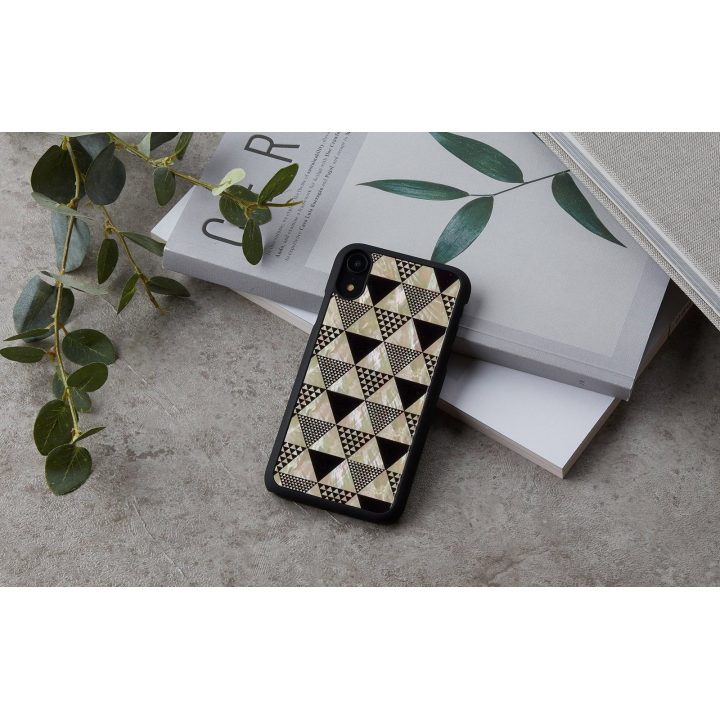 Juodas telefono dėklas iPhone XR su „Pyramid“ raštu