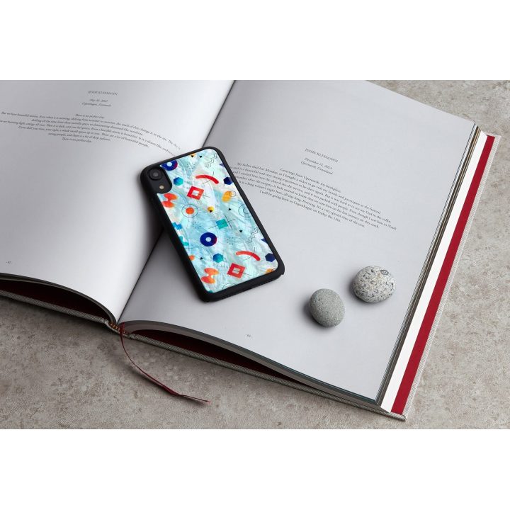 Juodas telefono dėklas iPhone XR modeliui