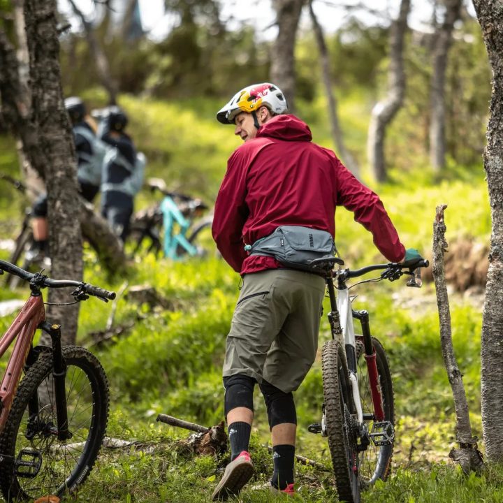Thule Rail 4 l juosmens krepšys su hidratacijos sistema