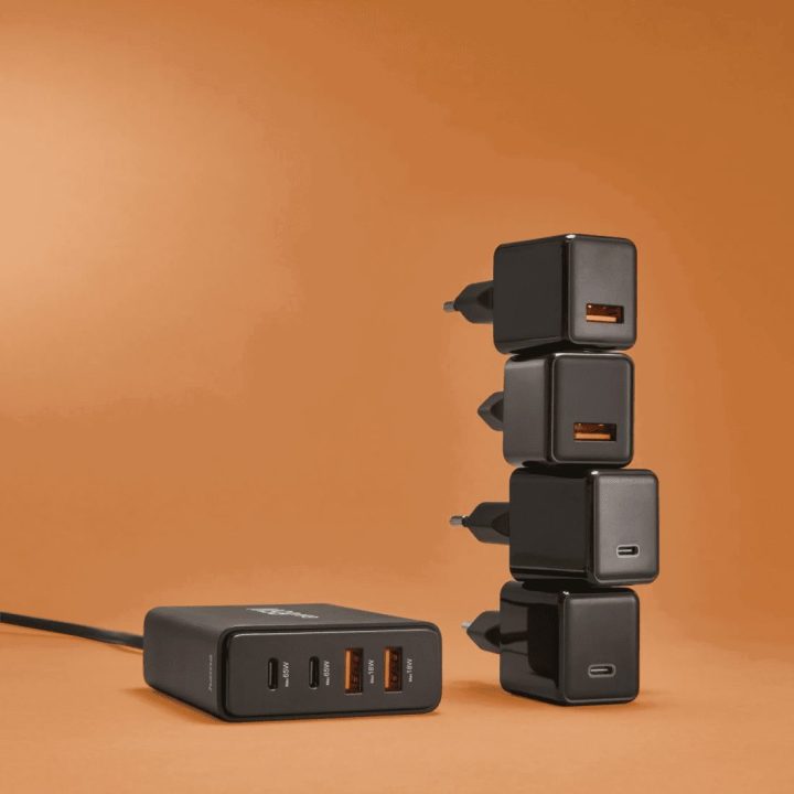 Juoda USB įkrovimo stotelė 65 W su USB-C ir USB-A