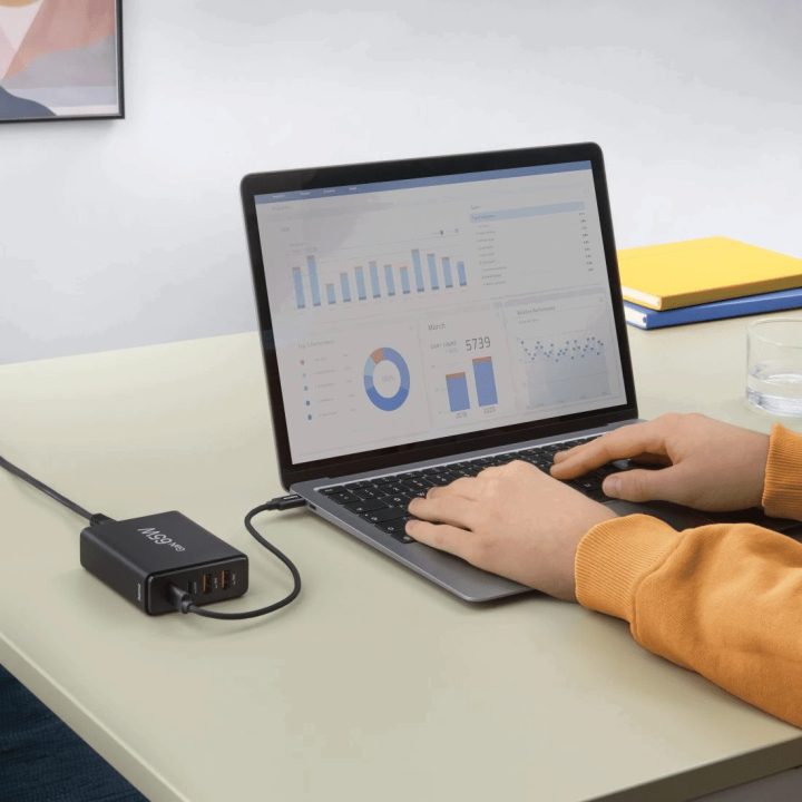 Juoda USB įkrovimo stotelė 65 W su USB-C ir USB-A
